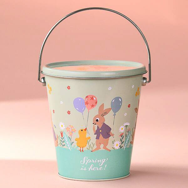 ウサギのイラストが描かれたフタ付きのバケツ缶