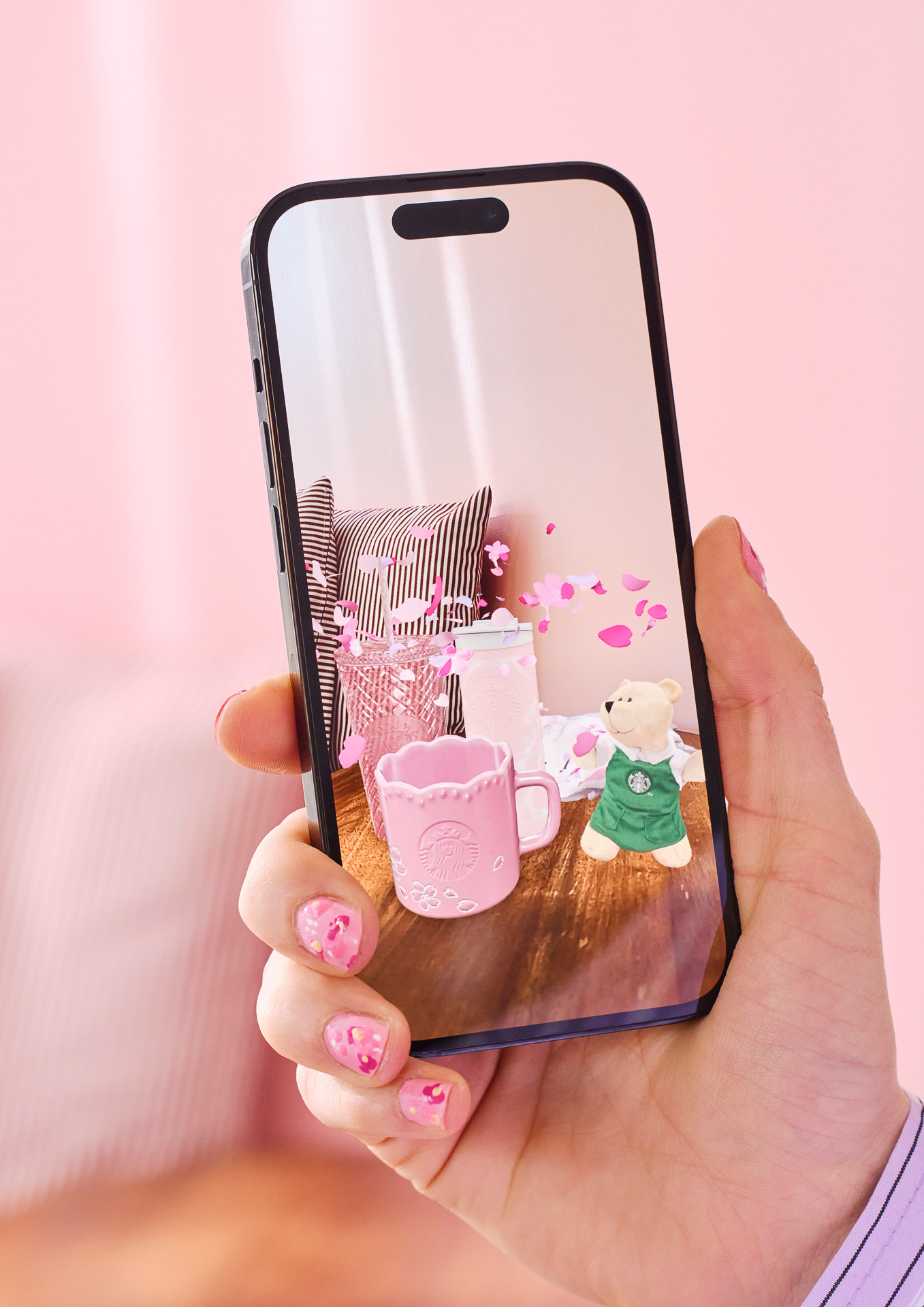 かわいいベアリスタがSAKURAグッズ3種類を披露する「お披露目！グッズAR」