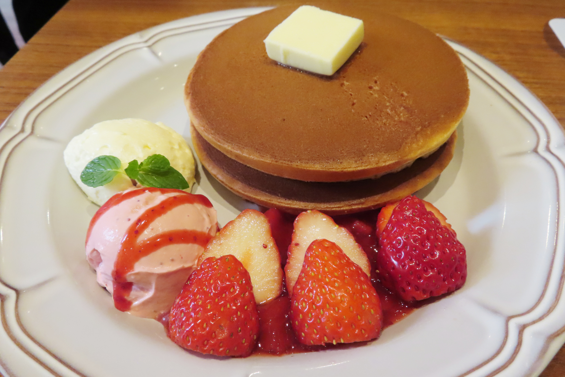 苺のホットケーキ～苺ホイップ＆ふんわりムース添え～