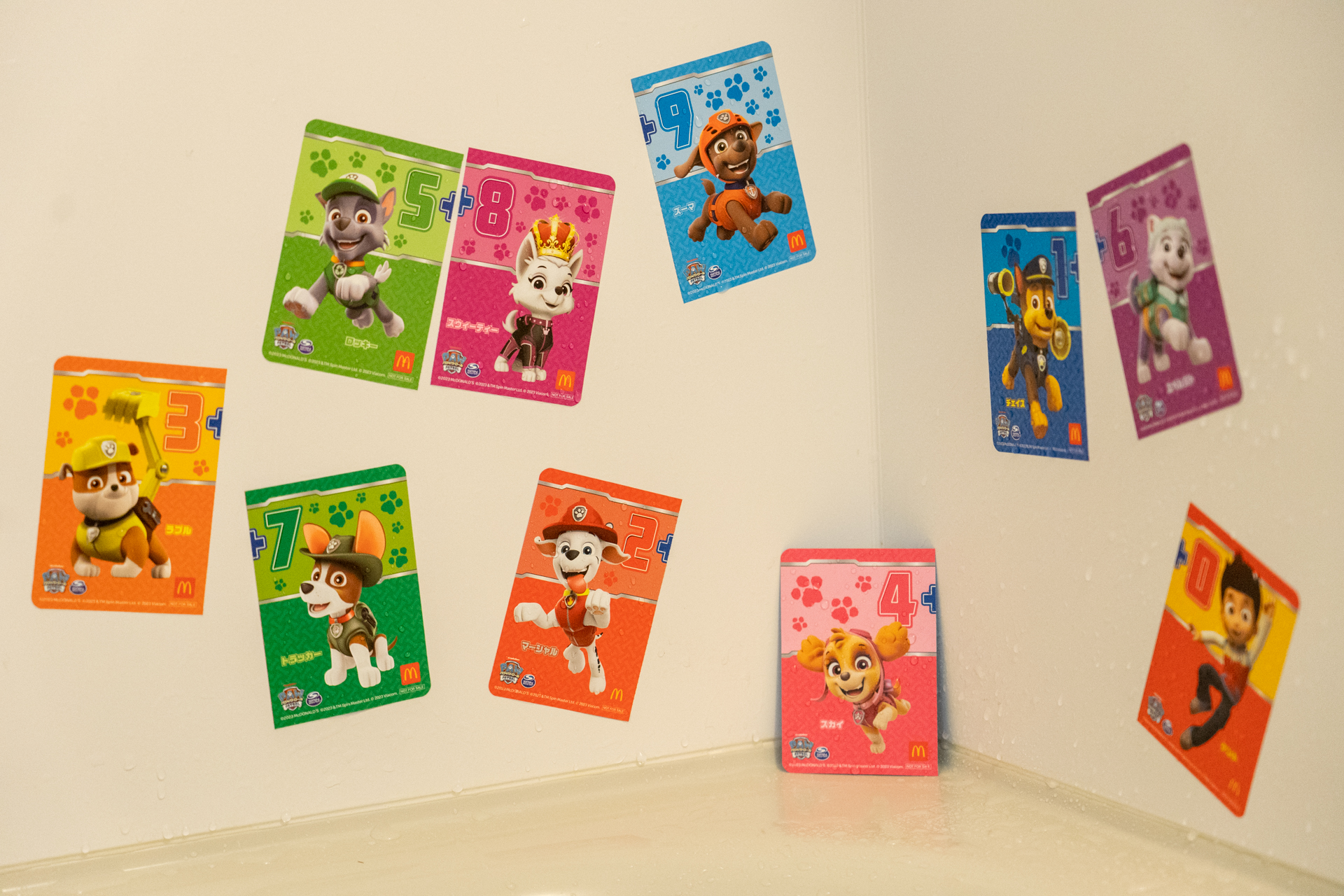 こんな感じでお風呂の壁に貼って遊べる。「パウ・パトロール」のハッピーセットで楽しいバスタイムを♪