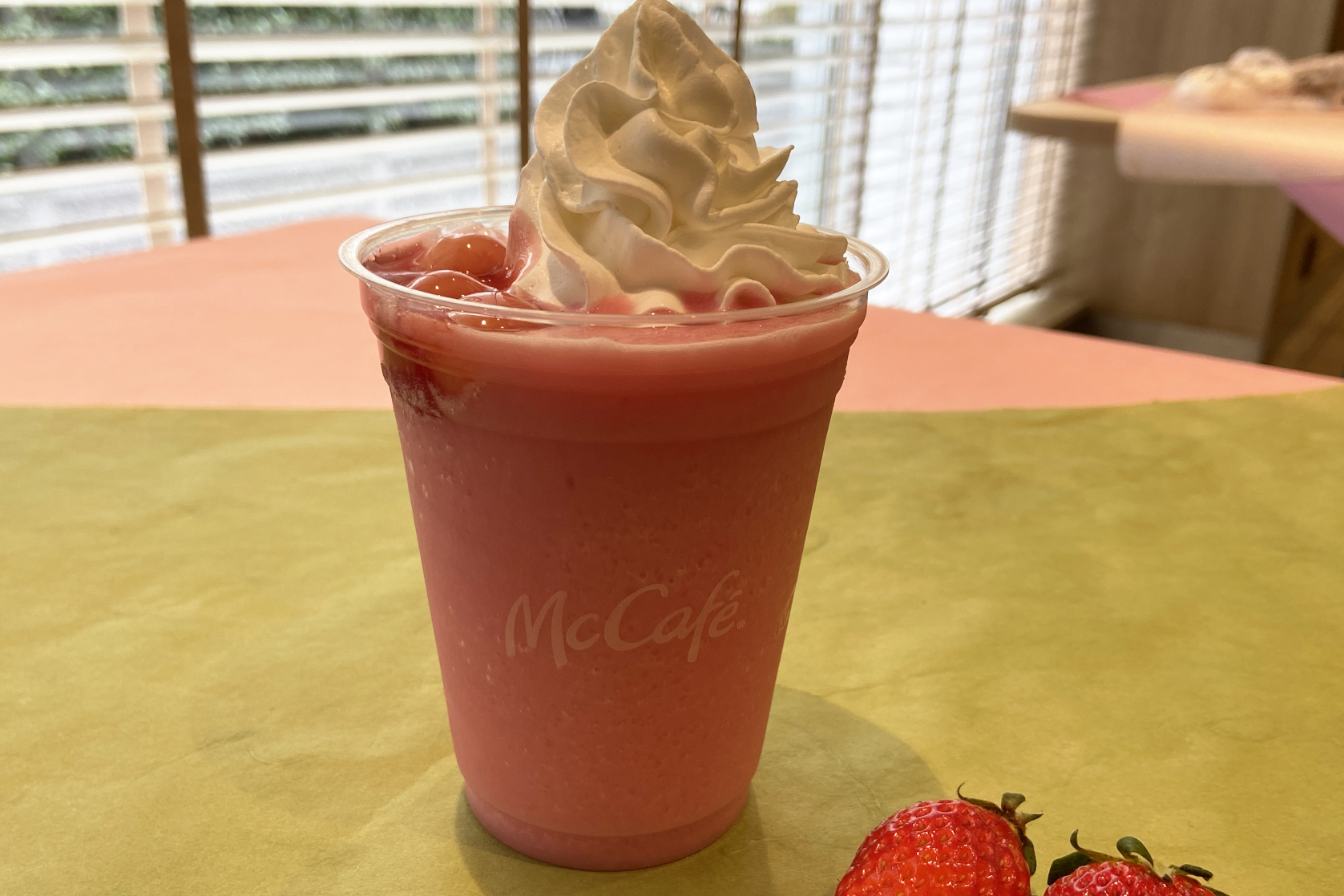 甘酸っぱさが絶妙でいちごみるくのやさしい味わいの「いちごみるく白玉フラッペ」