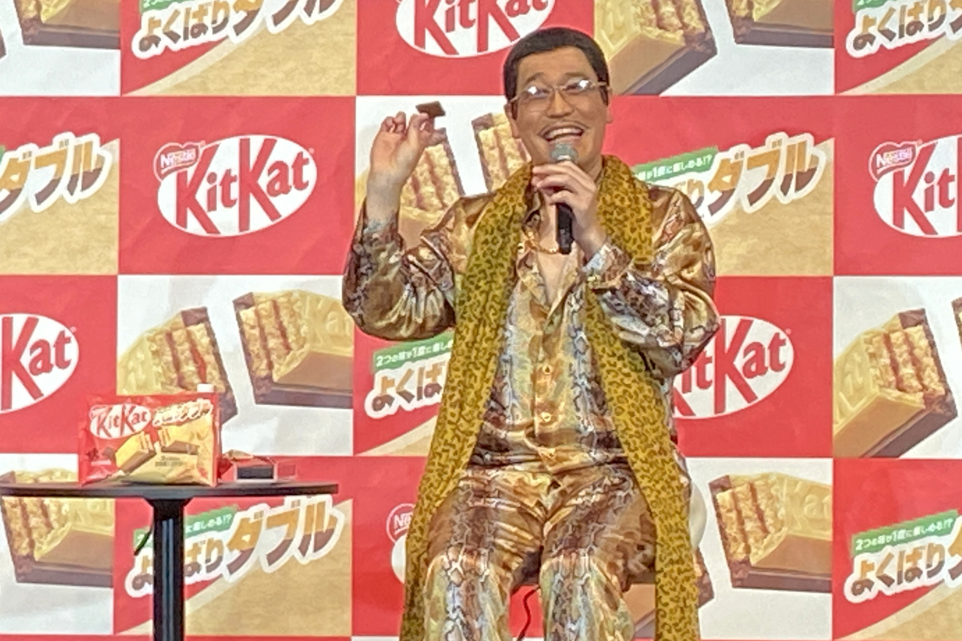 「3月1日発売なのに先に食べられるアーティストっていいでしょ」と満面の笑みで煽るピコ太郎さん