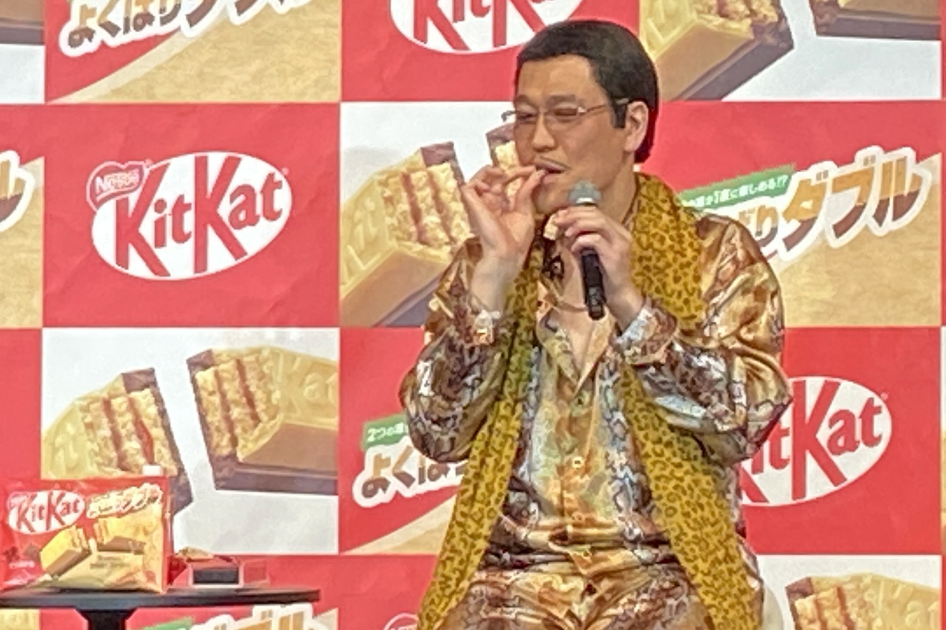 ザクザク音を立てながら美味しそうに食べるピコ太郎さん。「こんなに注目されながら食べるのは慣れない」という