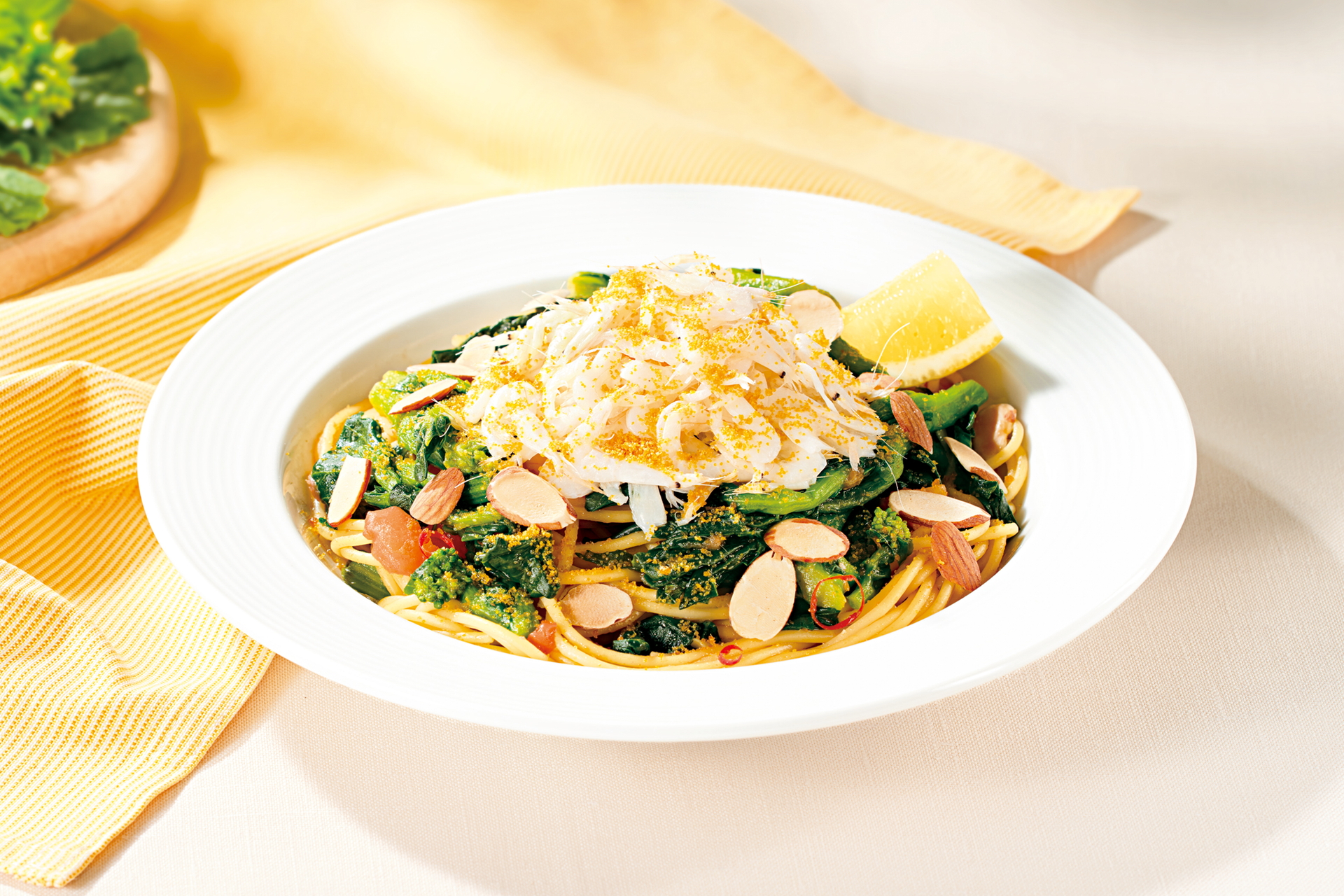 菜の花と釜揚げ白エビのパスタ～サルデーニャ産カラスミがけ～（1089円）