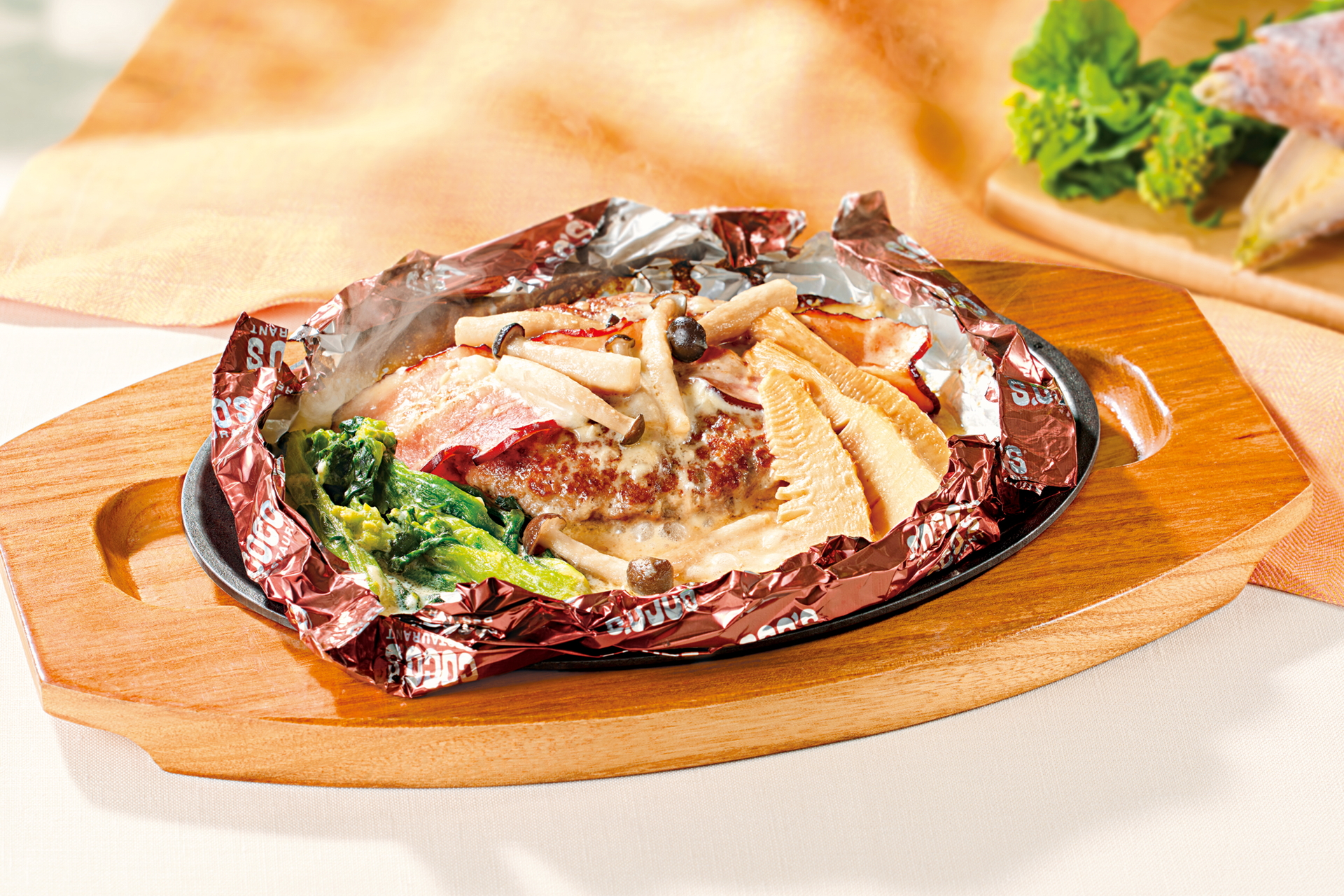 春野菜と燻製ベーコンのクリーム包み焼きハンバーグ（145g 1089円）