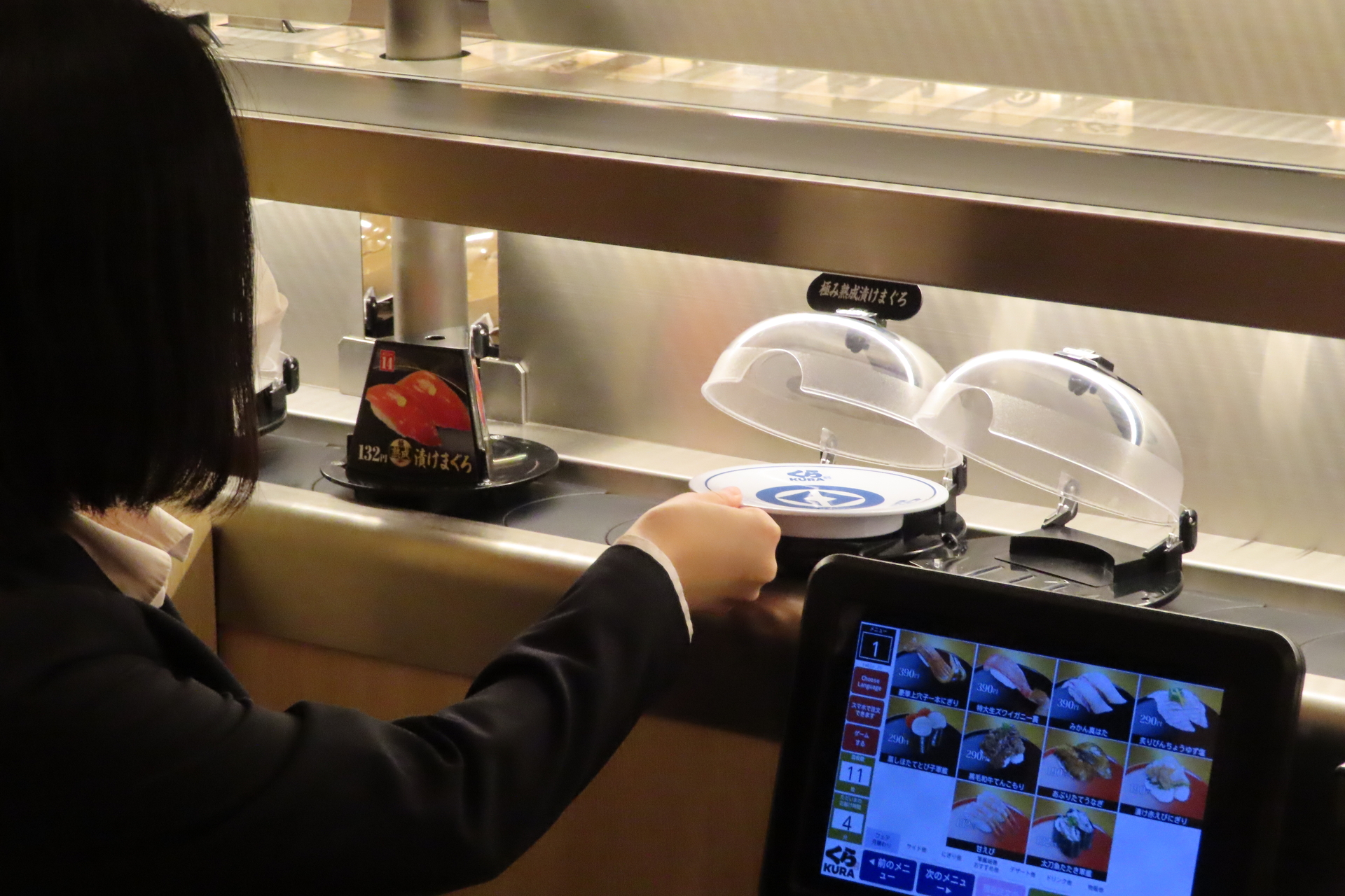 寿司カバーに皿を戻すと本部側のタブレットに通知される