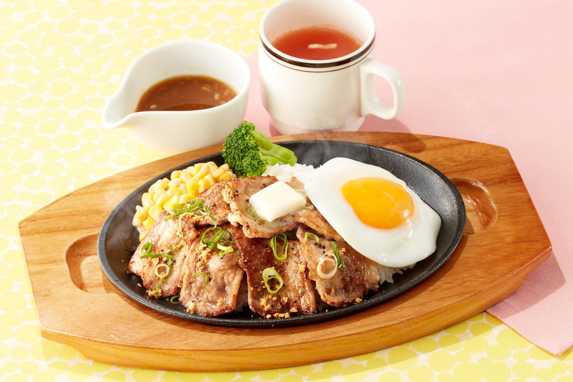 鉄板ビーフ・オン・ザ・ライス（979円）