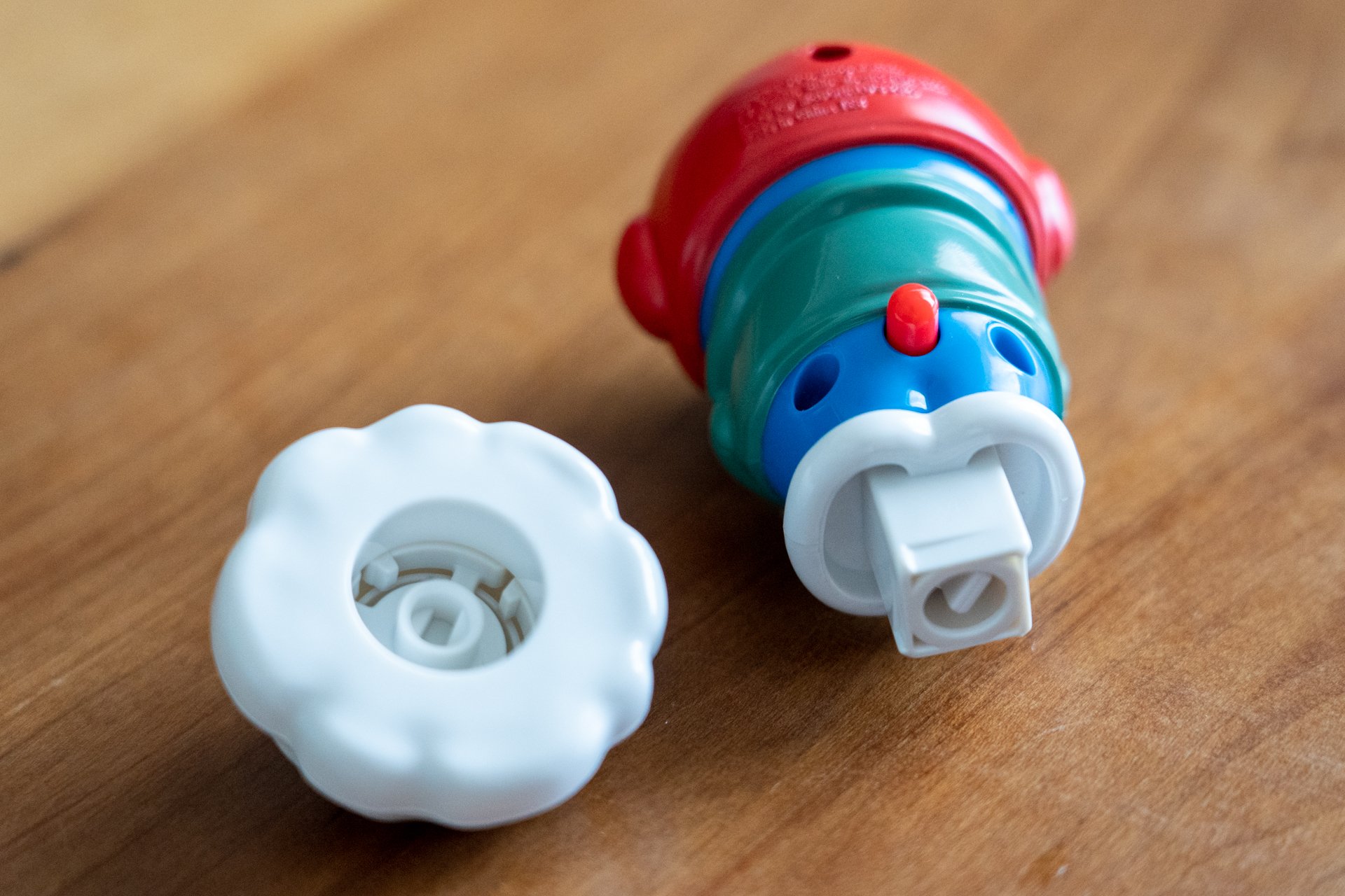 ドラえもんをコマに差し込んで指示の方向にコマを回す