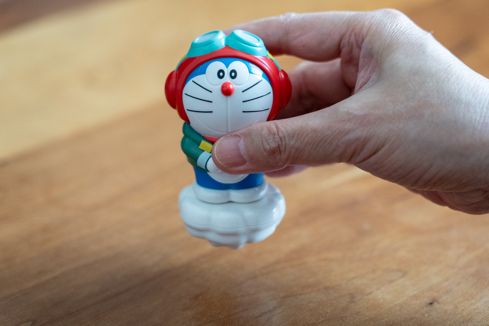 地面から少し離して、ドラえもんの赤いしっぽを押すと……