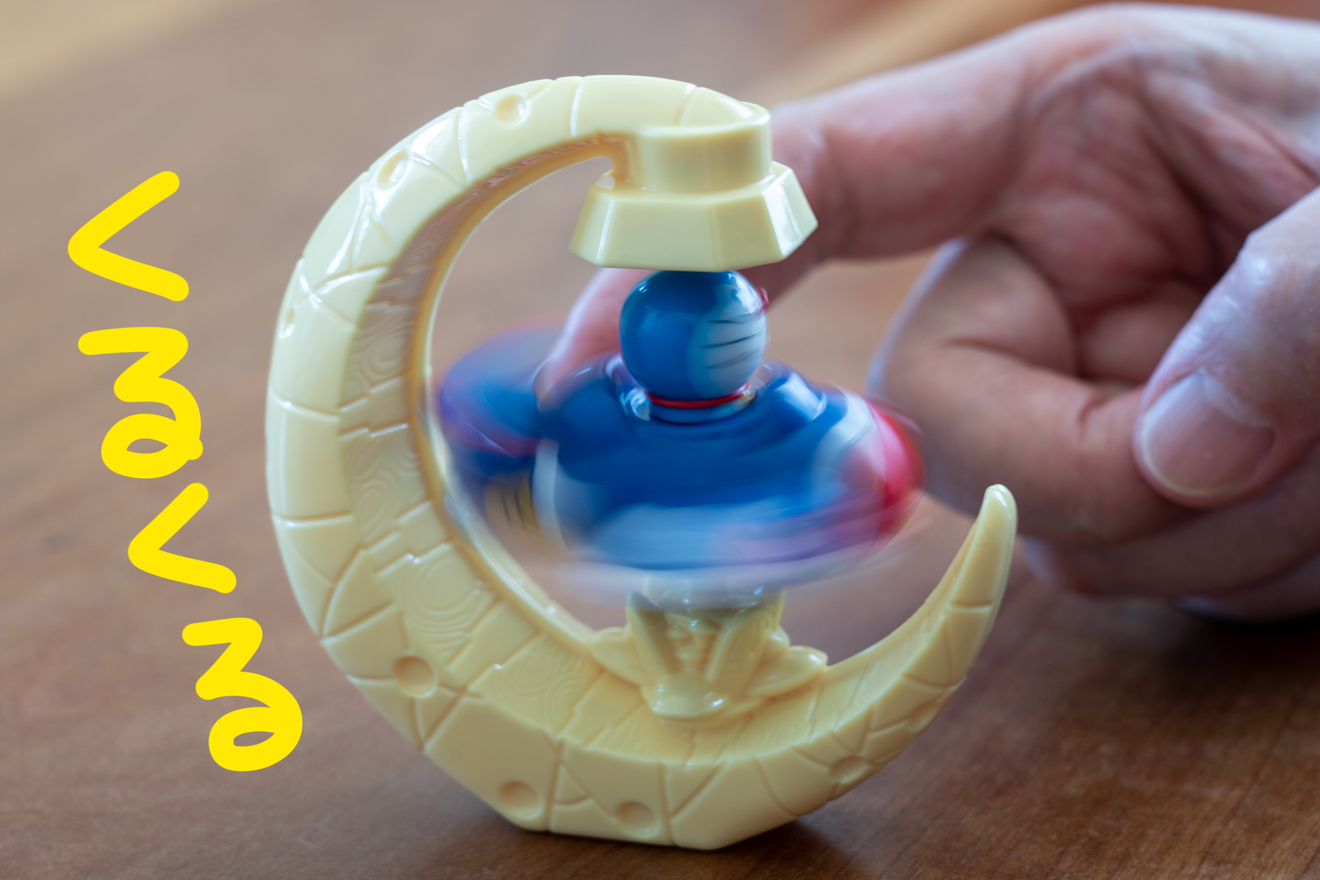 指で飛行機を軽く押すとクルクル回る。写真だと超高速スピンをしているように見えるがそんなことはない