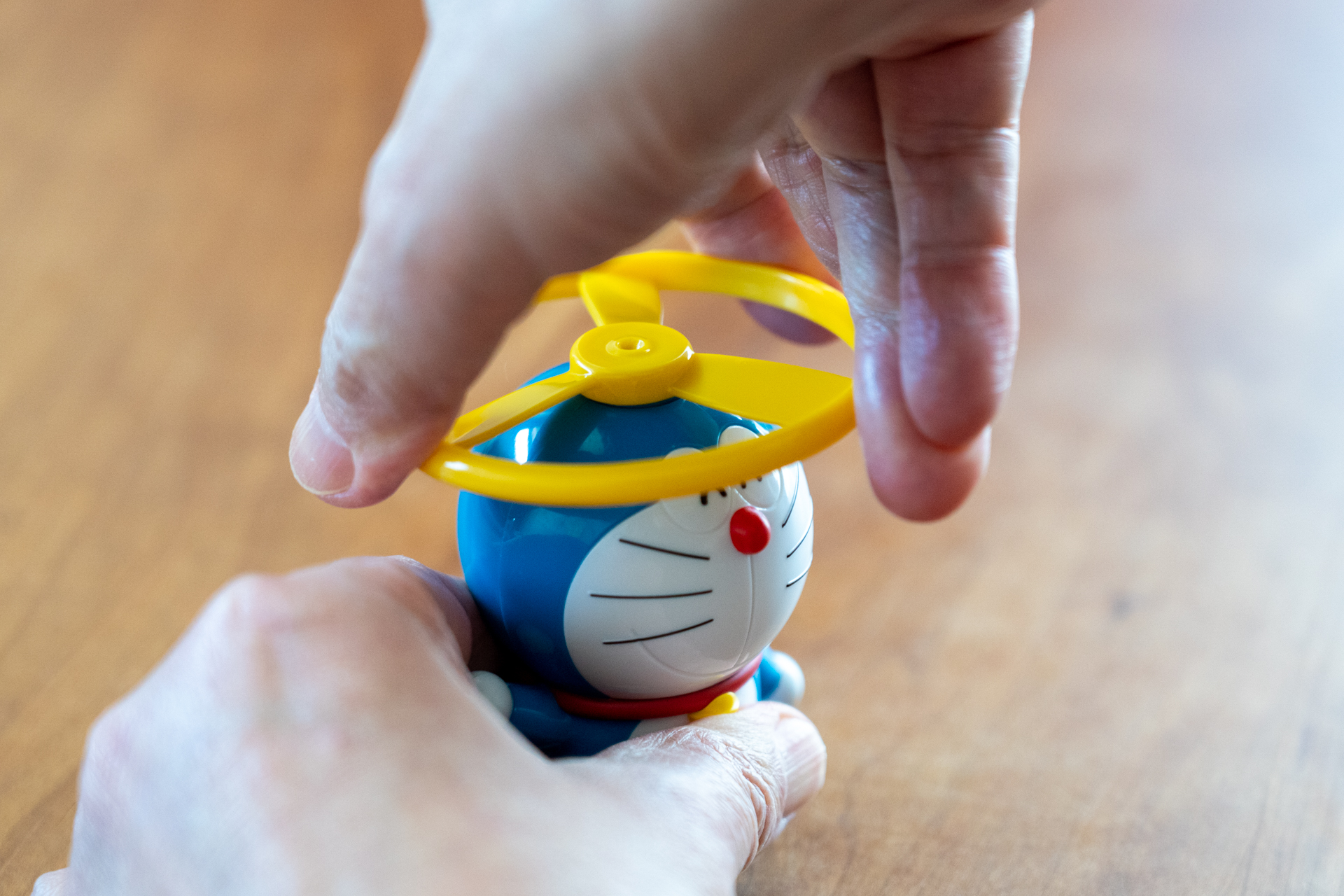 タケコプターをドラえもんにセットして回す