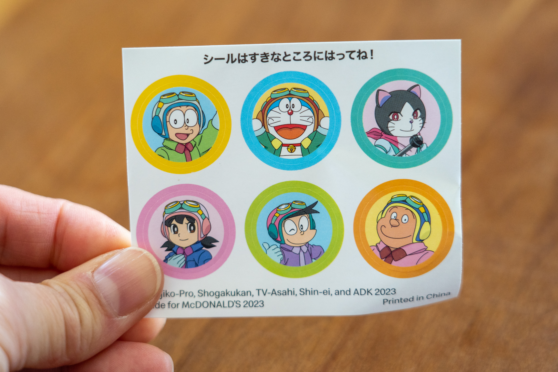 お馴染みのキャラクターたちのシール付き