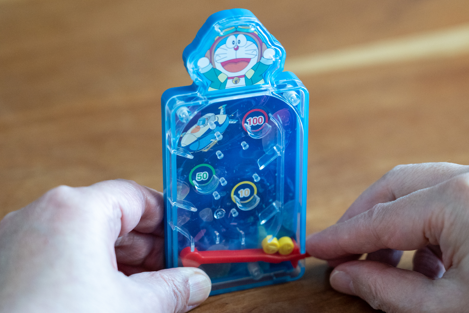 立てて遊ぶ。黄色のピンボールはよく見ると鈴型になっているぞ