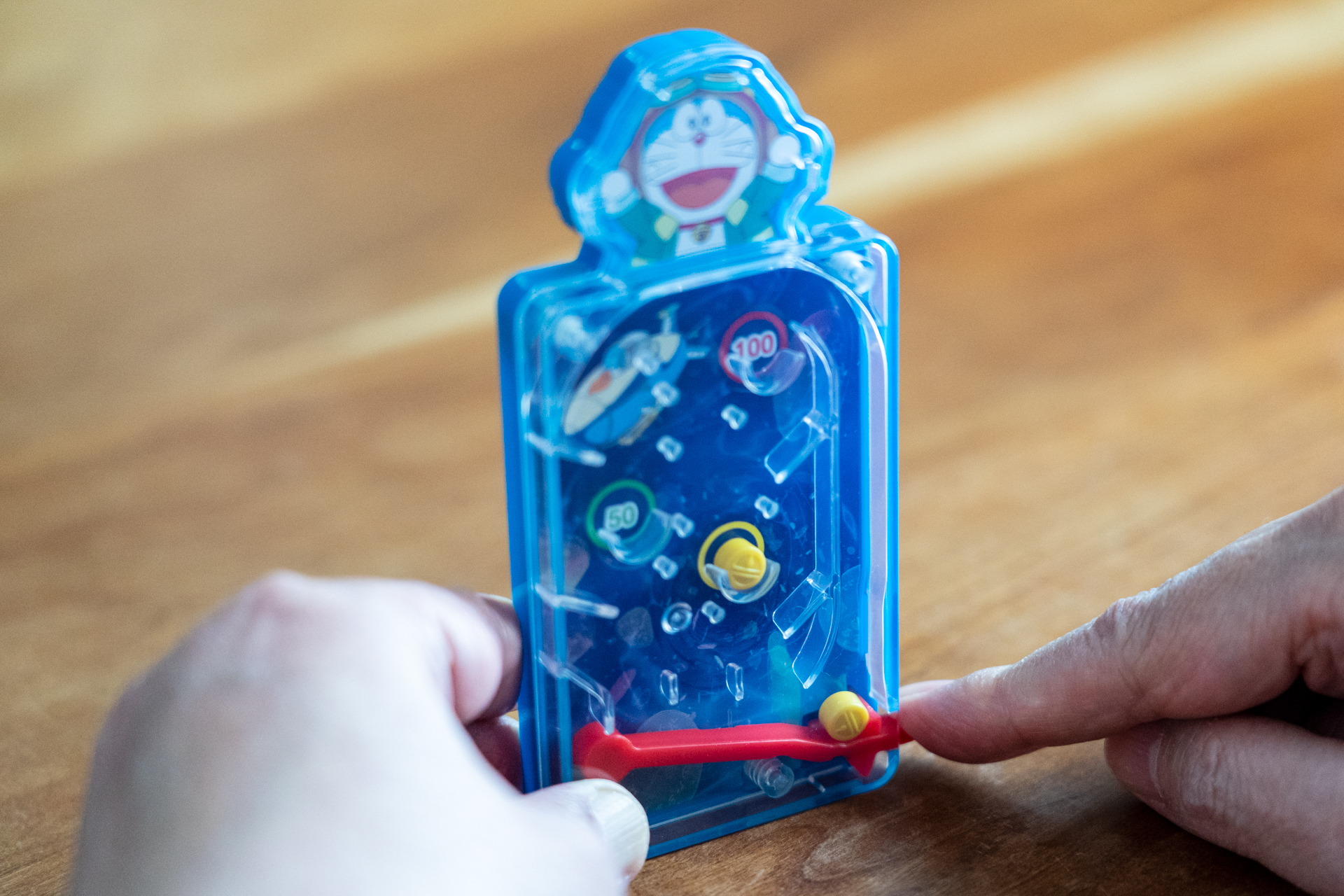 赤いレバーをはじく