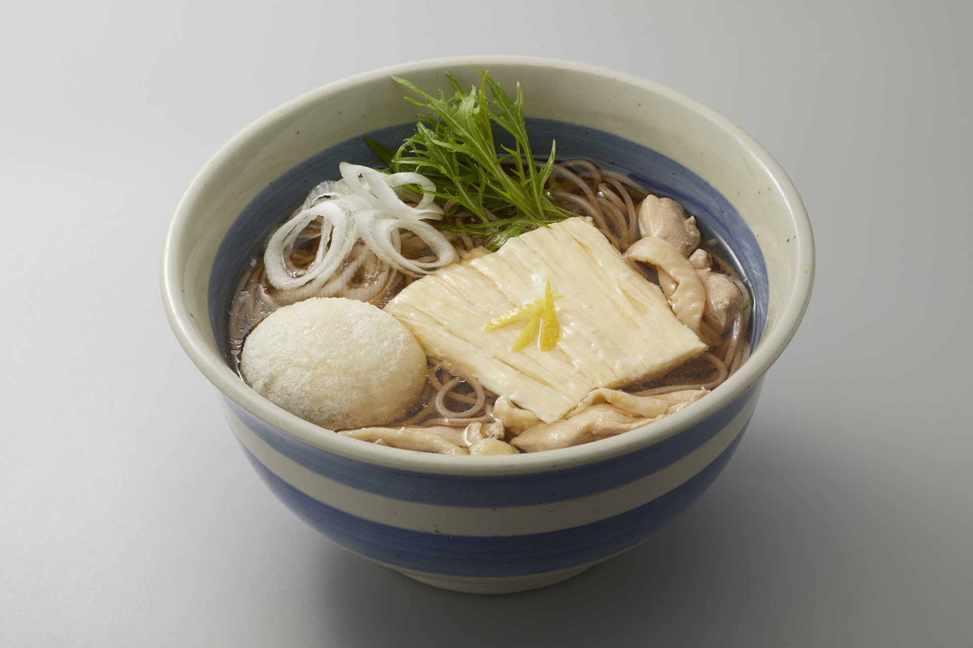和食ならではの食材で湯葉、揚げ餅、鶏肉、そして「南蛮≒ねぎ」が入った「湯葉と揚げ餅とゆずNMB（なんばん）そば」