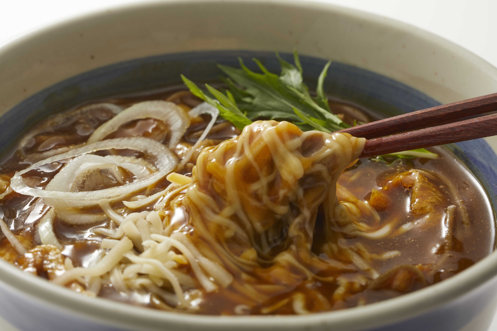 6種類のスパイスにかつお・昆布・帆立の和風だしのカレーだしに、たっぷりのとろ～りチーズとねぎをトッピングした「牛肉チーズ水菜カレーNMB（なんばん）そば」