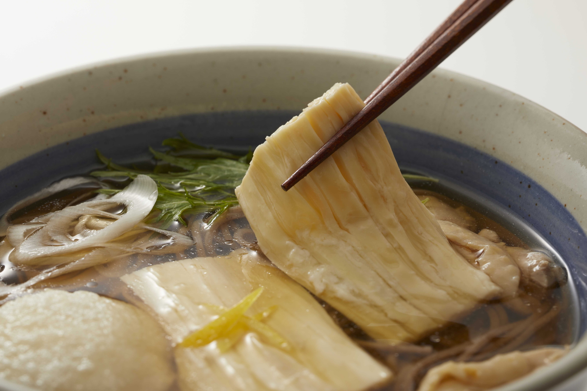和食ならではの食材で湯葉、揚げ餅、鶏肉、そして「南蛮≒ねぎ」が入った「湯葉と揚げ餅とゆずNMB（なんばん）そば」