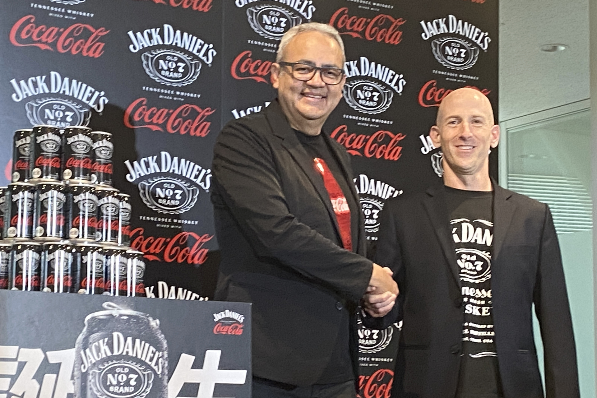 熱い握手を交わす両氏