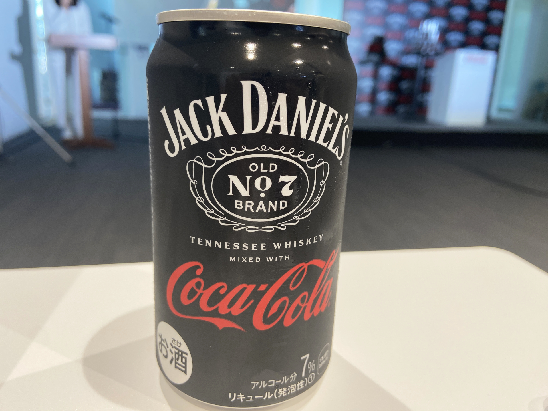 パッケージは誰が見ても「コカ・コーラ」と「ジャックダニエル」がミックスしたものと分かるシンプルなものに