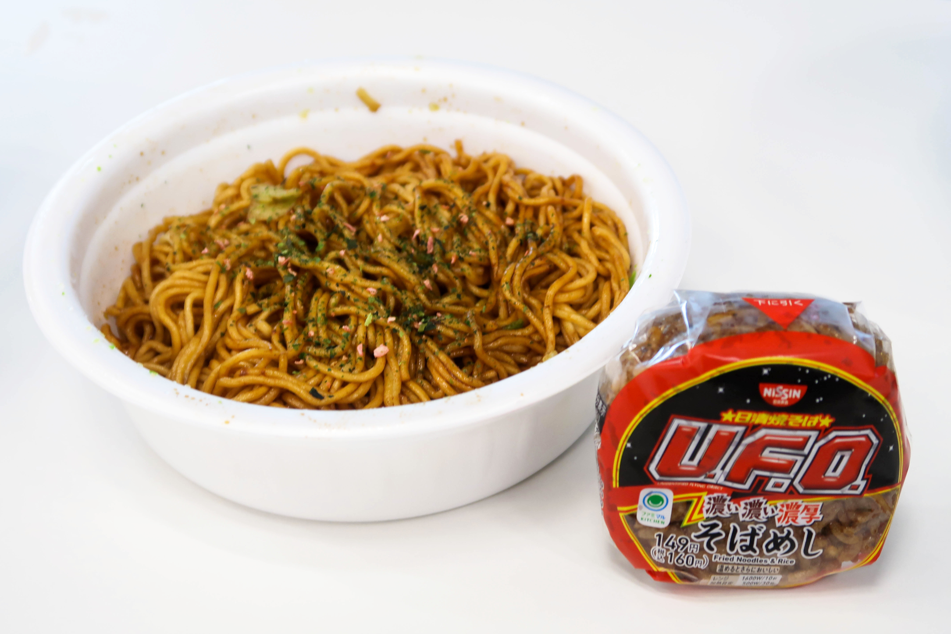 濃い濃い濃厚ソースをおむすびで再現。温めるとよりソースの香りが際立つとのこと