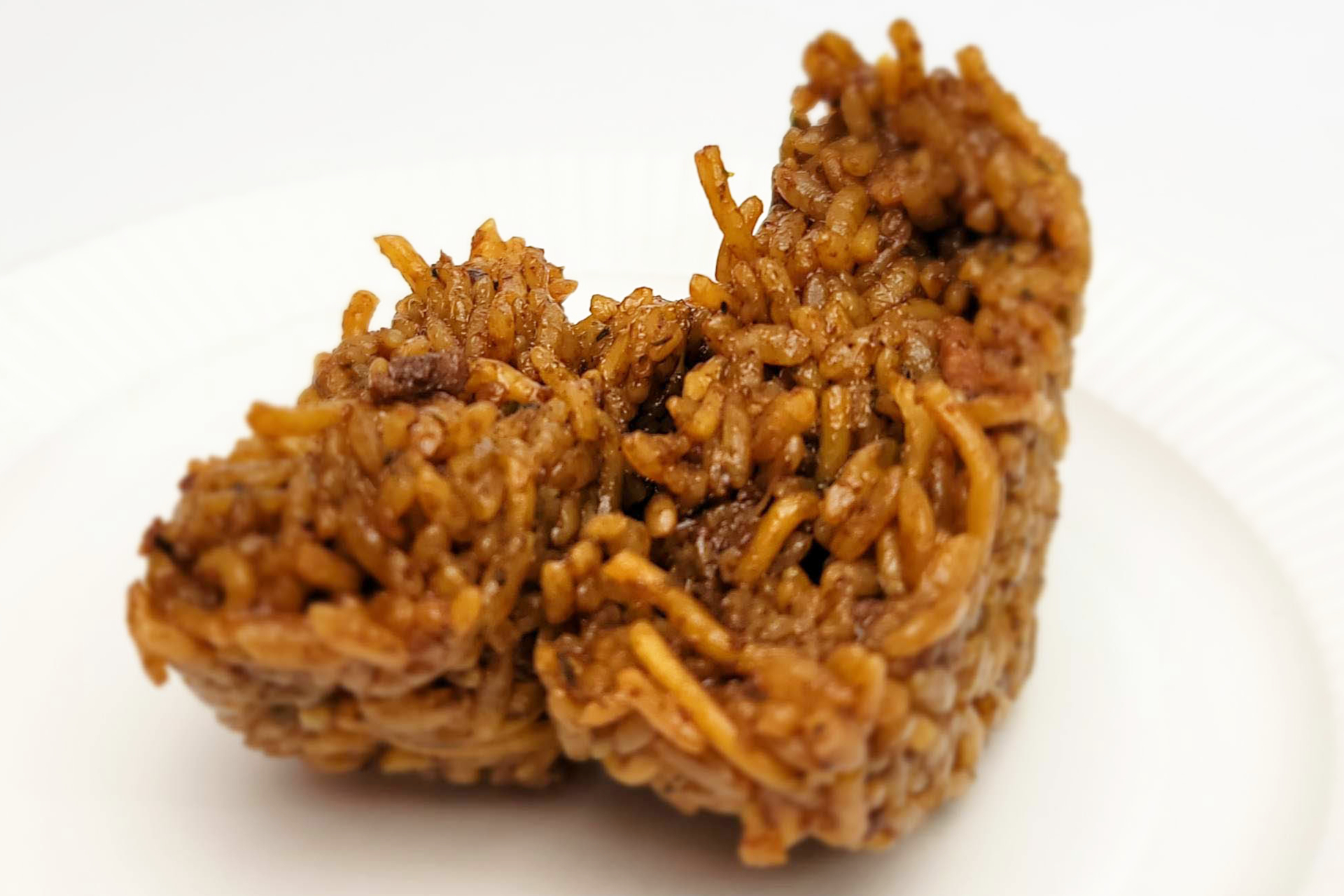 ごはんと太めの麺のバランスが絶妙。本家「日清焼そばU.F.O.」同様、濃厚な味がクセになりそうだ