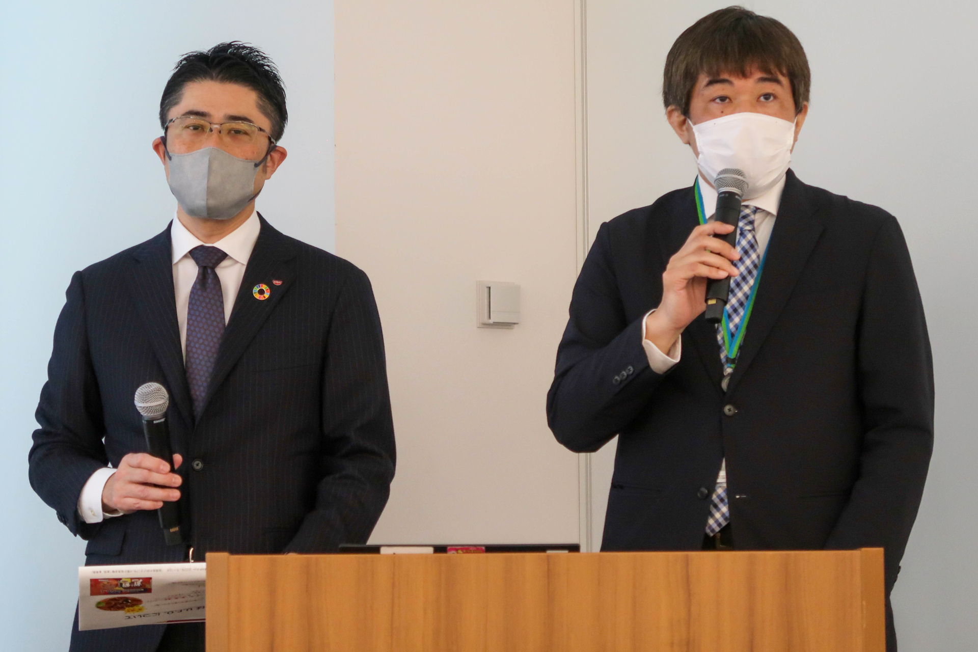 ファミリーマート 商品本部 デリカ食品部 米飯グループの田澤勲氏（右）と日清食品 マーケティング部 第2グループ ブランドマネージャーの木所敬雄氏（左）