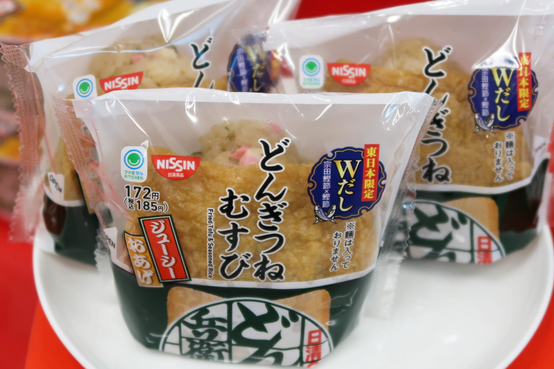 「どんぎつねむすび」（185円）3月21日発売。紺色のラベルが東日本向け。岐阜県が東の端になる