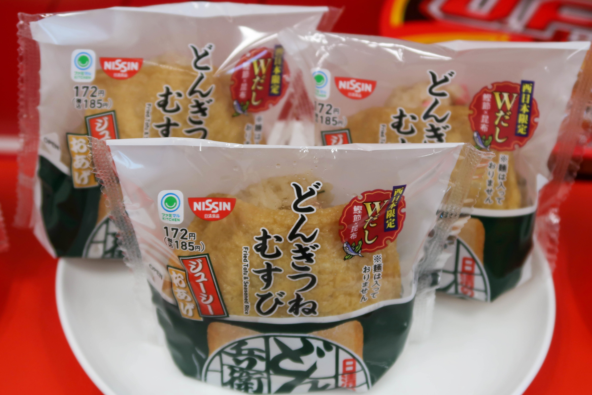 えんじ色のラベルは西日本向け。三重県が西の端だが、滋賀県や和歌山県では店舗によって異なるケースもあるという