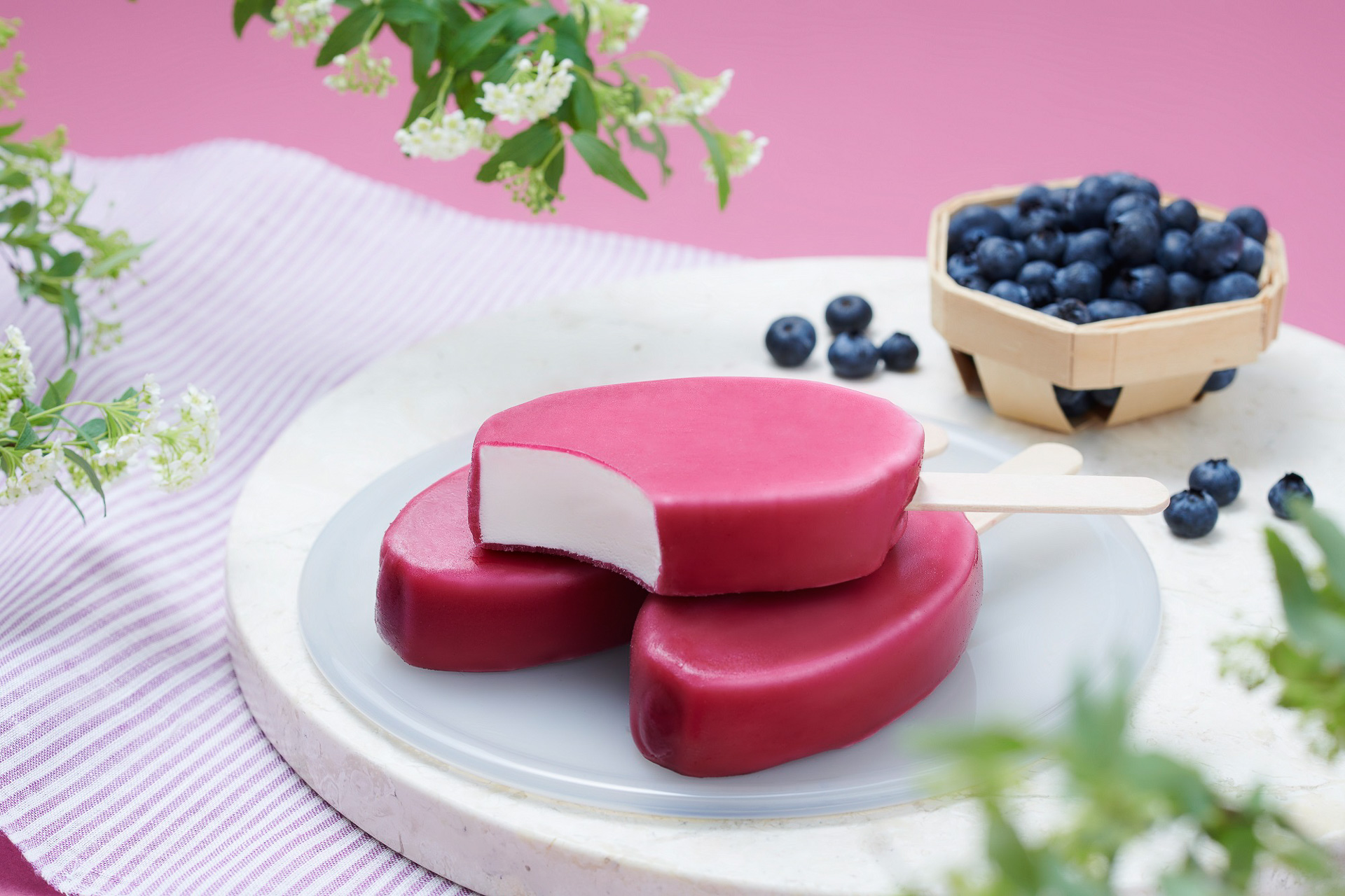 後味がすっきりするように仕上げたヨーグルトベースアイスを、ブルーベリー果汁で包み込んだ