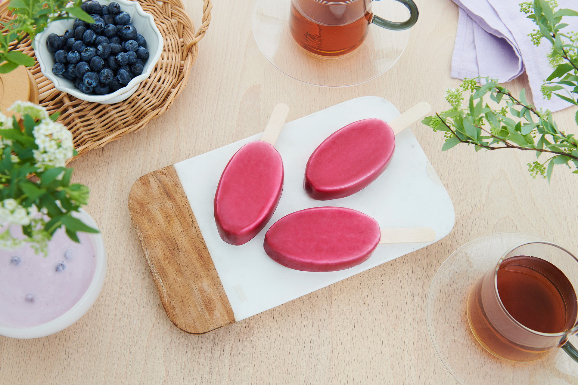 後味がすっきりするように仕上げたヨーグルトベースアイスを、ブルーベリー果汁で包み込んだ