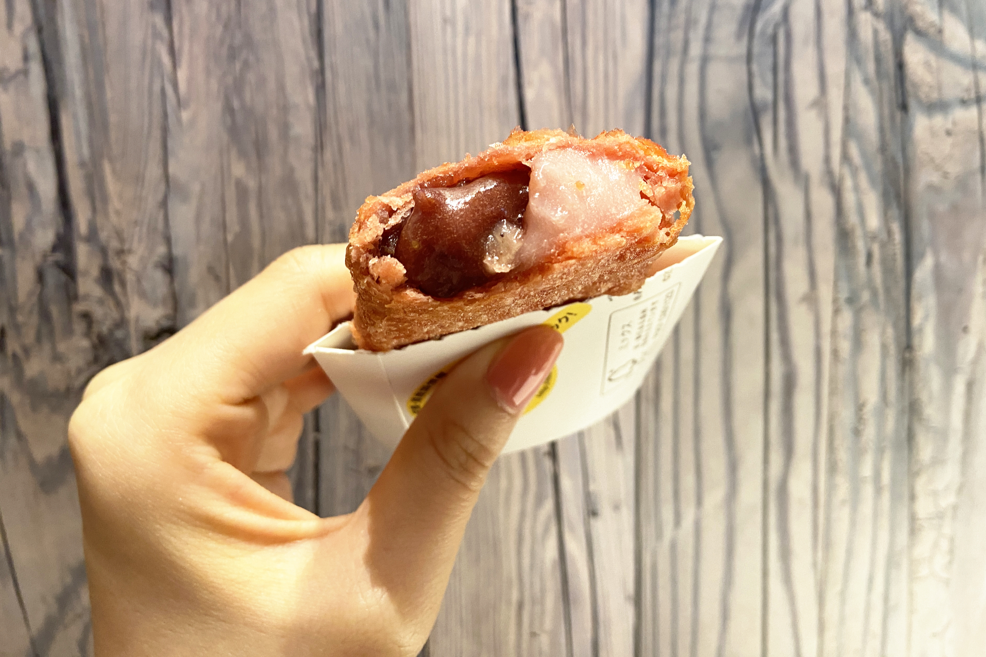 中には、いちご粒あんといちご風味のおもちが入っています