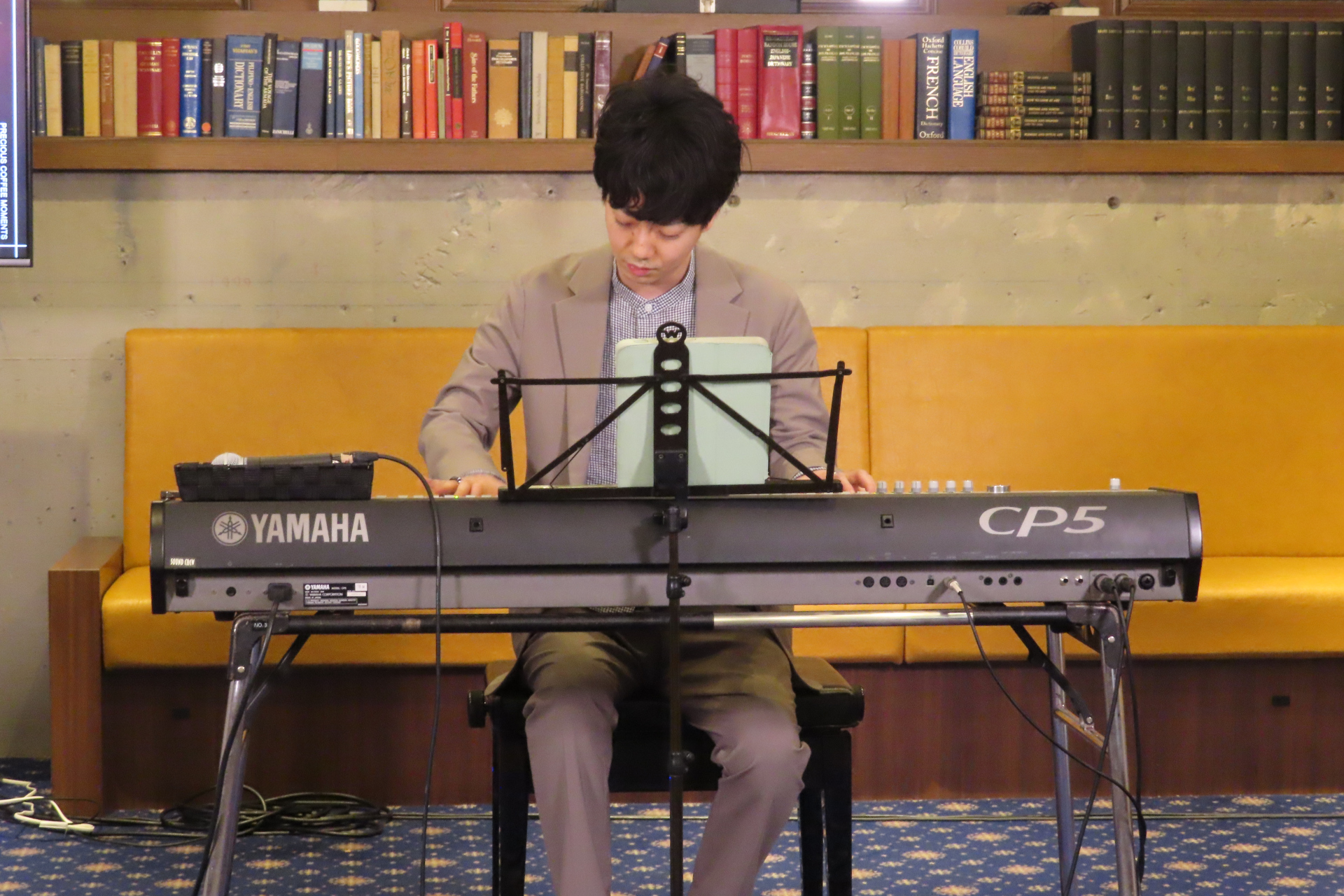 ジャズピアニストの小室響氏がコーヒーに合う曲の演奏を披露