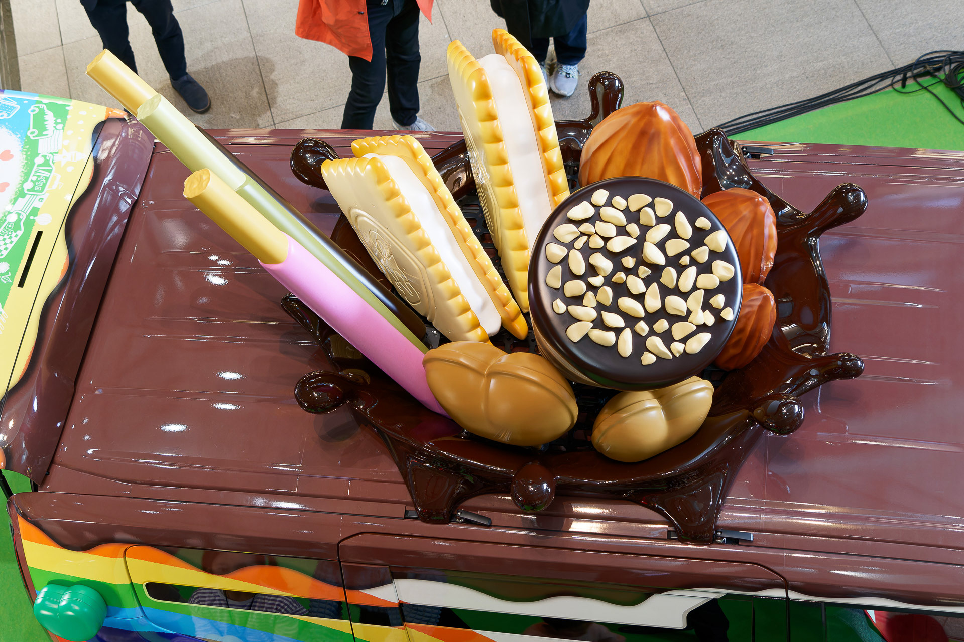 真上から見たところ。これらのオブジェはルーフキャリアを利用して取り付けられているとのこと