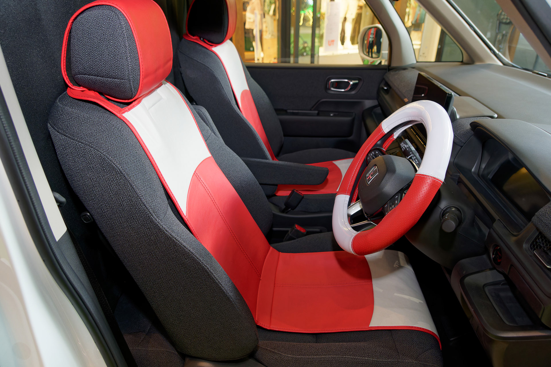 運転席は赤白のカバーでグリコっぽさを演出