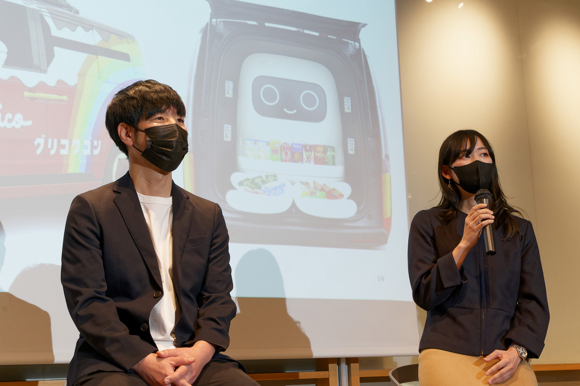 本田技研工業のデザイン担当者である浅井氏（左）と大富部氏