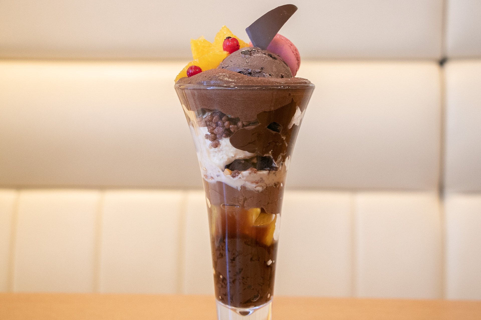 濃厚な味わいのチョコプリン、つるんとした舌触りのカカオゼリーなどが層を成している