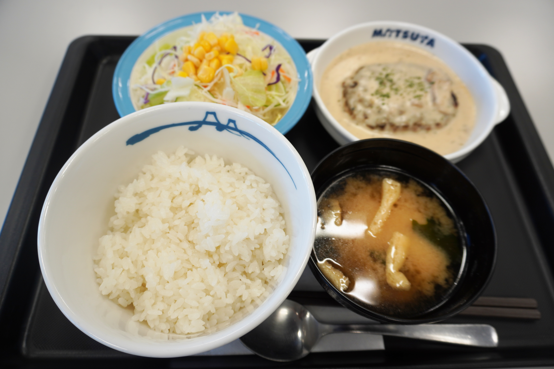 「ホワイトソースハンバーグ定食」（780円）