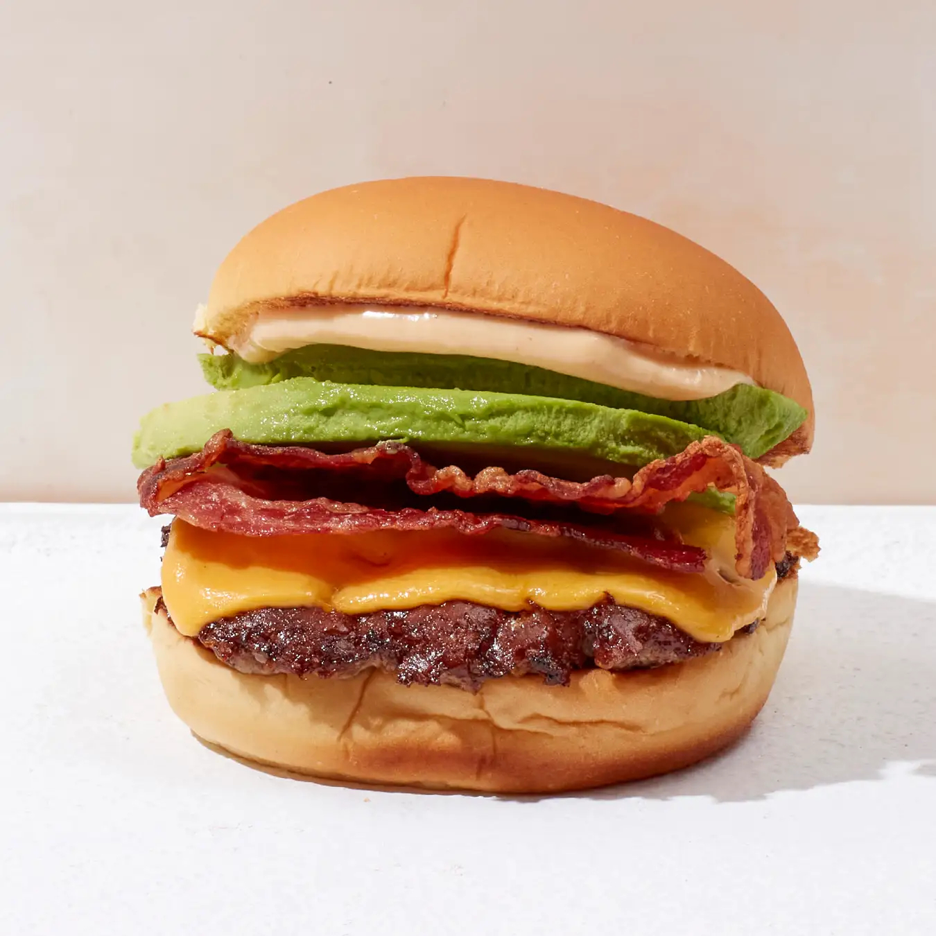 「アボカドベーコンバーガー」（シングル 1320円/ダブル1683円）