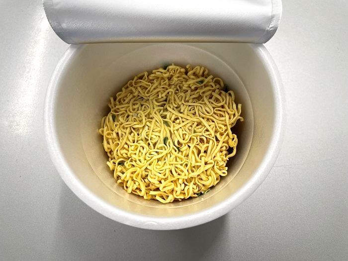 「麺大盛り辛みそラーメン」の中身。具材はネギのみと超シンプル