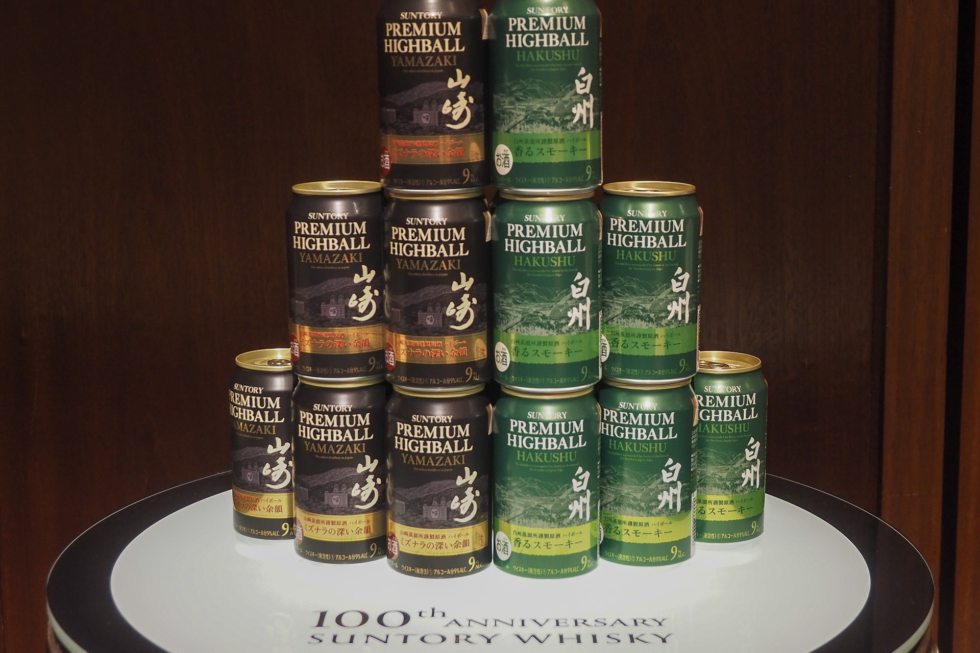 右が6月6日発売予定の「サントリープレミアムハイボール＜白州＞」、左が今秋発売予定の「サントリープレミアムハイボール＜山崎＞」（2月1日のサントリーウイスキー100周年を記念する記者会見より）