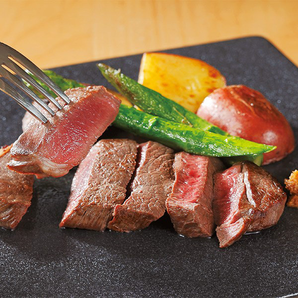 上田精肉店「新宿高島屋限定 北海道産エゾ鹿モモ肉ステーキ～アスパラガス添え～」（1人前1320円・5月10日～16日）