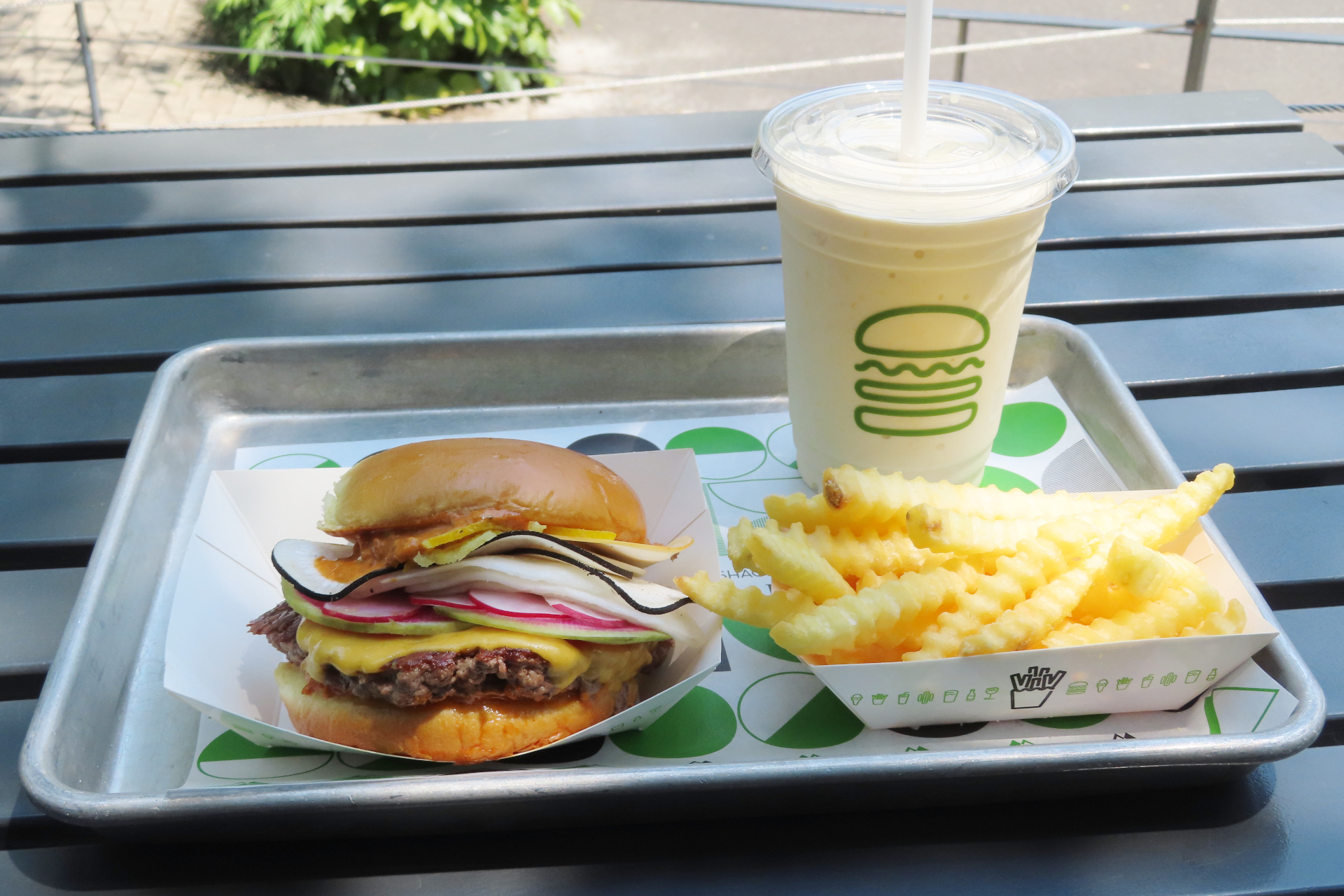 限定メニューの「La Cime Shack」（左）と「Mix Juice Shake」（右奥）。フライ（ポテト）とのセットでは合計2200円（税別）となる