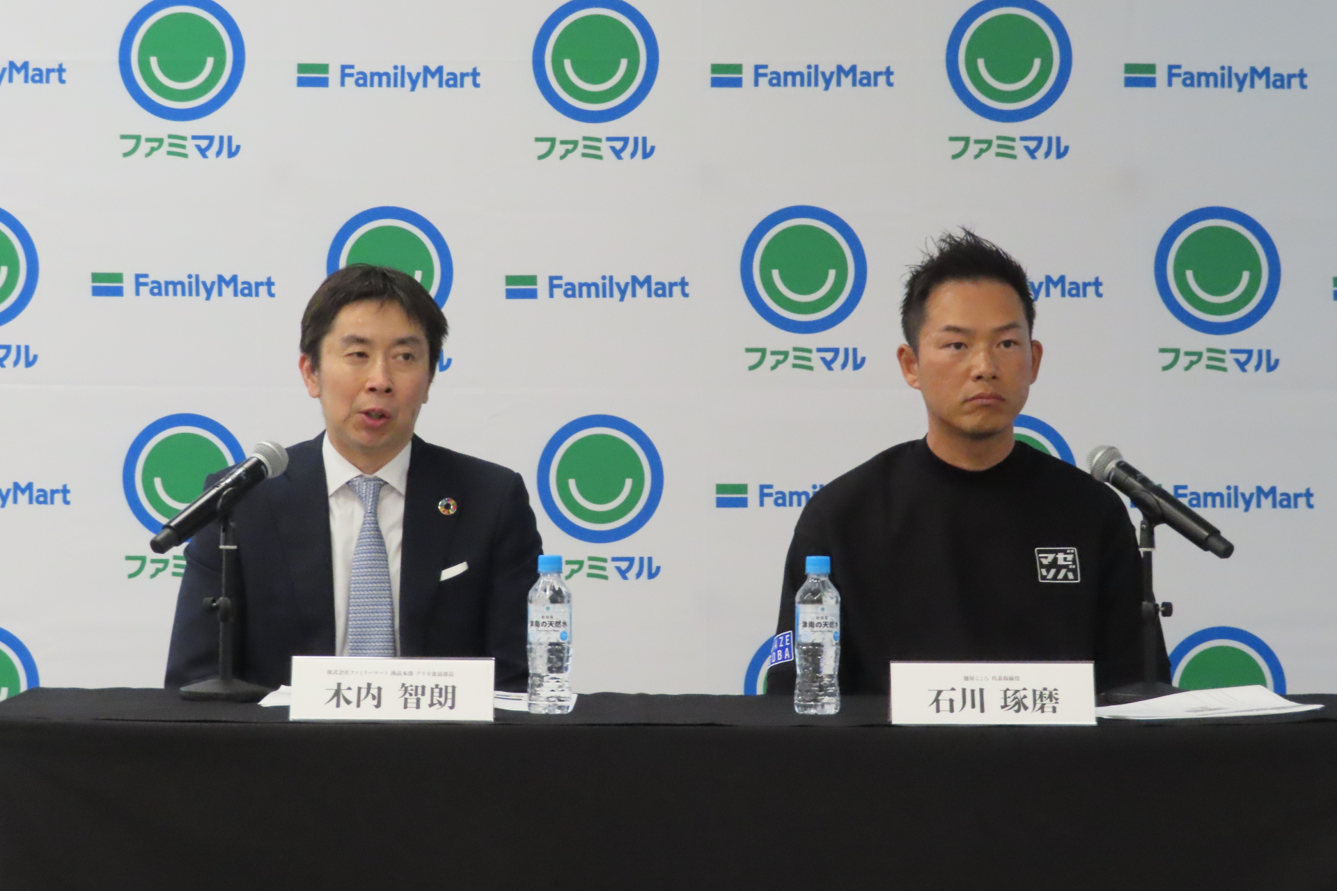 商品本部の木内智朗氏（左）と麺屋こころ 代表取締役の石川琢磨氏