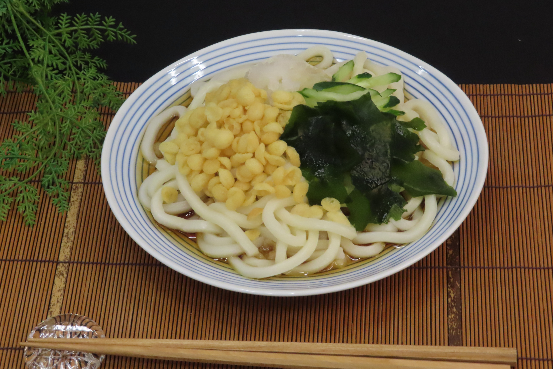 小麦の風味豊かな 冷したぬきうどん・冷しぶっかけうどん