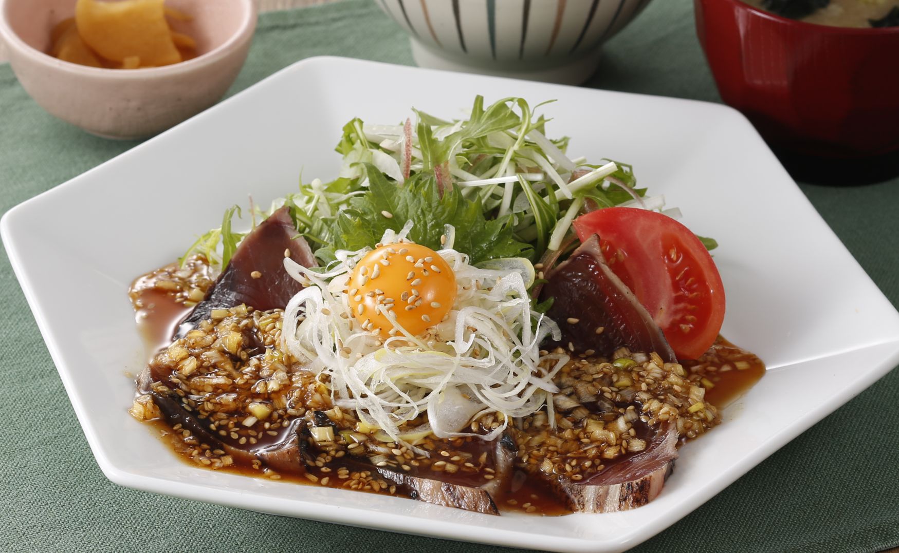 「旨辛だれの鰹ユッケ」（エネルギー607kcal、たんぱく質36g、脂質10g、糖質86g、塩分4.4g）