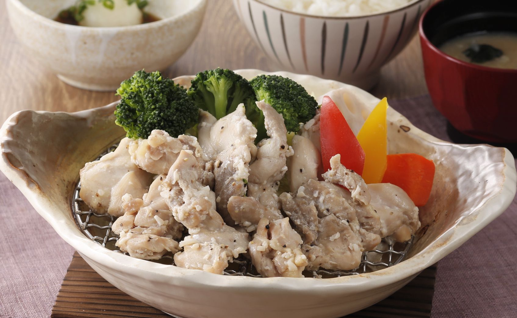 「鶏もも肉の塩麹蒸し土鍋」（エネルギー651kcal、たんぱく質43g。脂質10g、糖質85g、塩分6.0g）