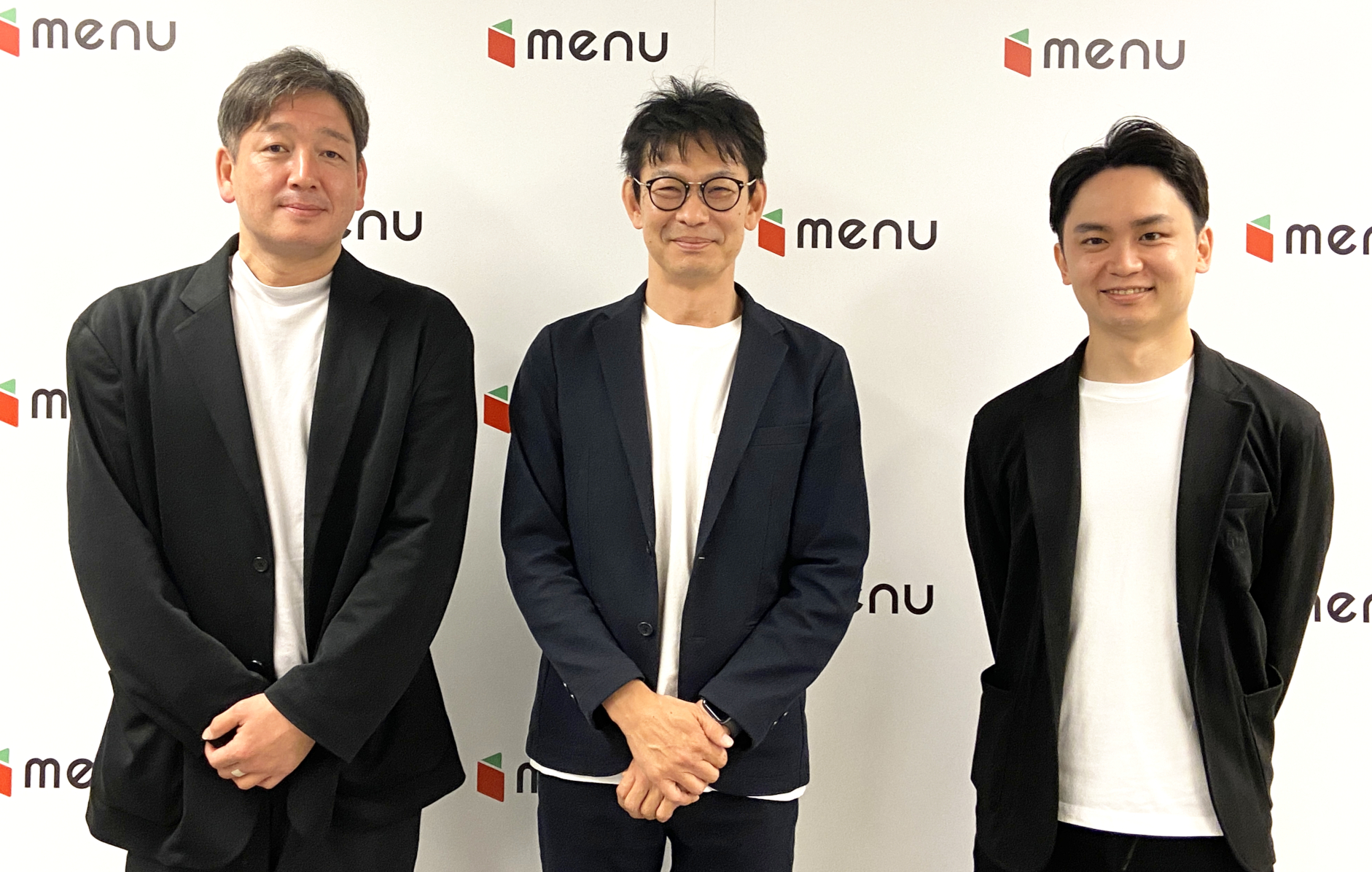 左から順にKDDI株式会社 パーソナル事業本部 マーケティング統括本部 auスマートパス推進部/auスマートパス推進グループ グループリーダー 里隆弘氏、menu株式会社 代表取締役社長 兼 CEO 大野高宏氏、同 代表取締役副社長 兼 CEO 二ノ宮悠大朗氏