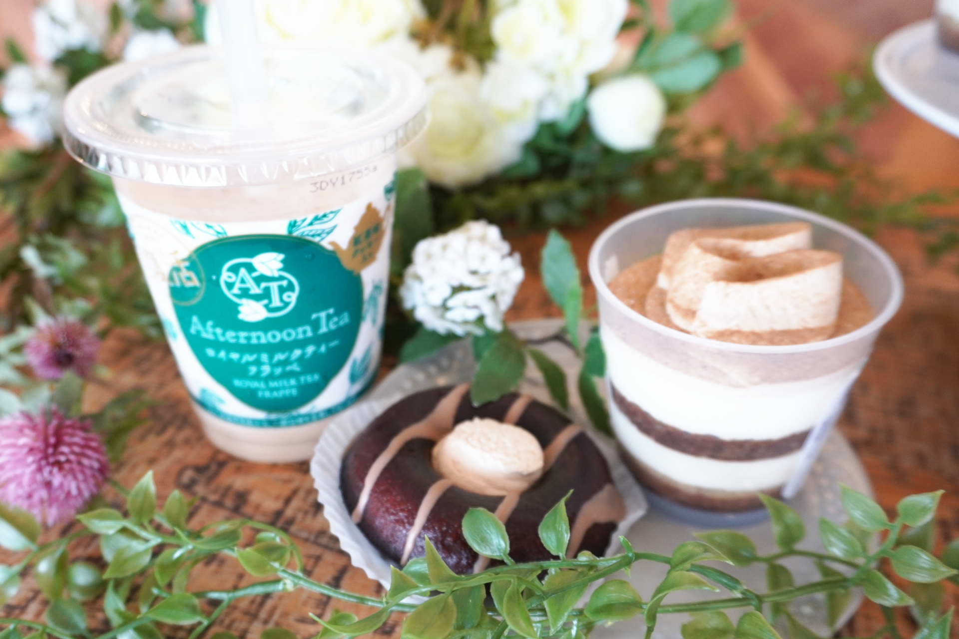 左から「アフタヌーンティー ロイヤルミルクティーフラッペ」「生カヌレケーキ（紅茶）」「紅茶のティラミス」