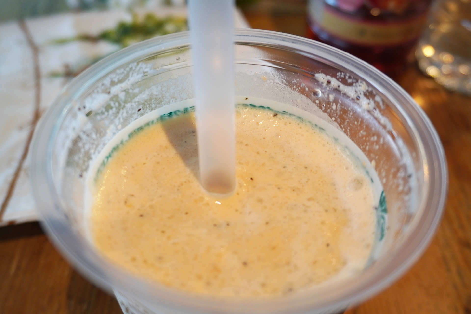 黒い粒々が微粉砕茶葉。香り高い紅茶の風味が鼻から抜ける