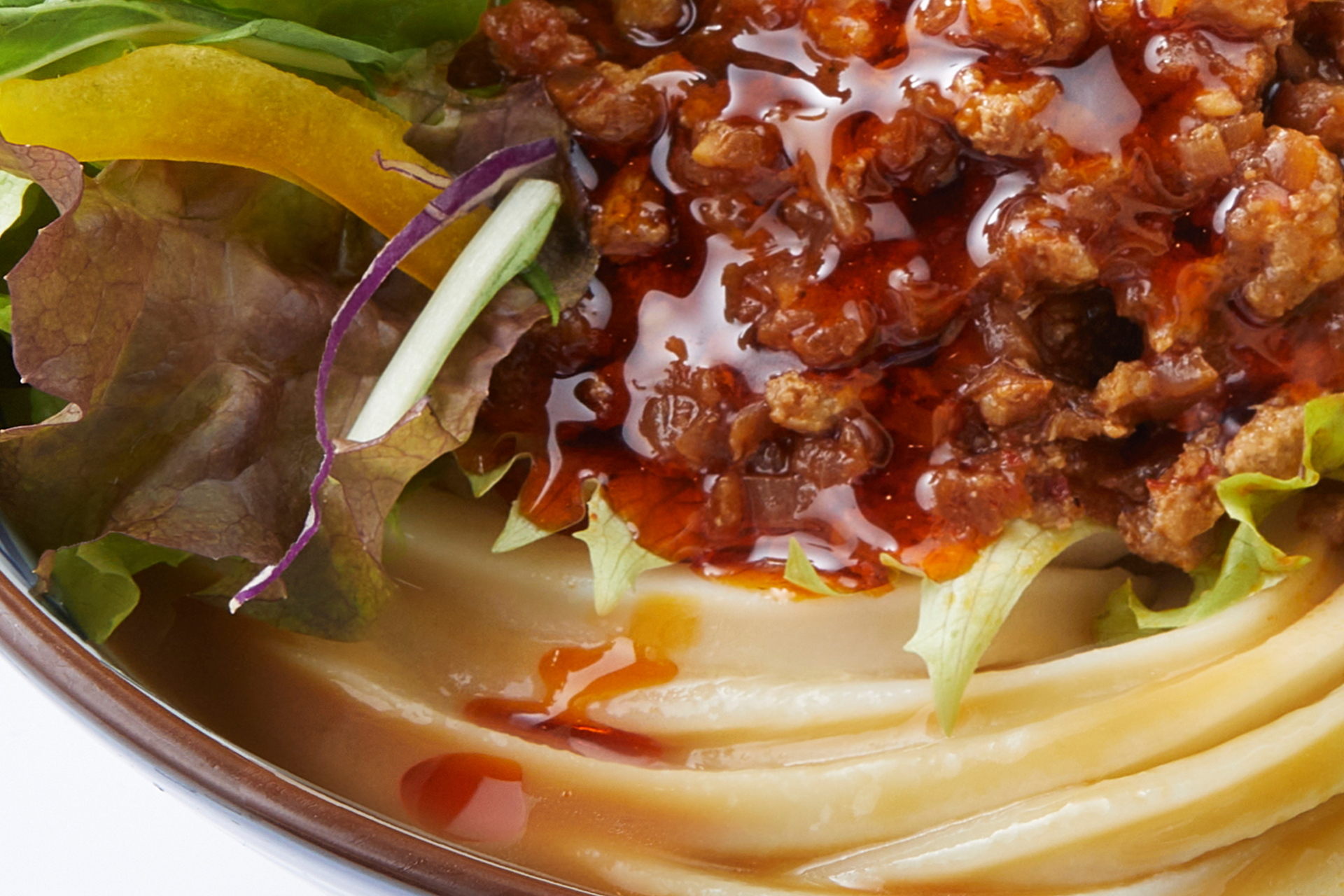 辛さ際立つ担々肉みそとラー油が決め手の「ピリ辛担々サラダうどん」